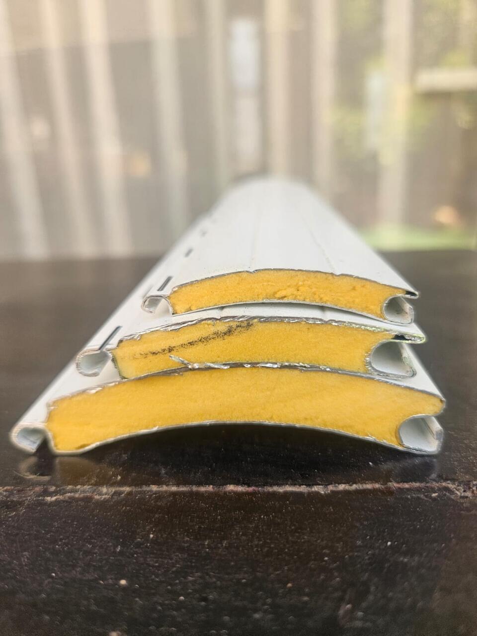 Corte de lamas de persiana de aluminio con relleno aislante de poliuretano