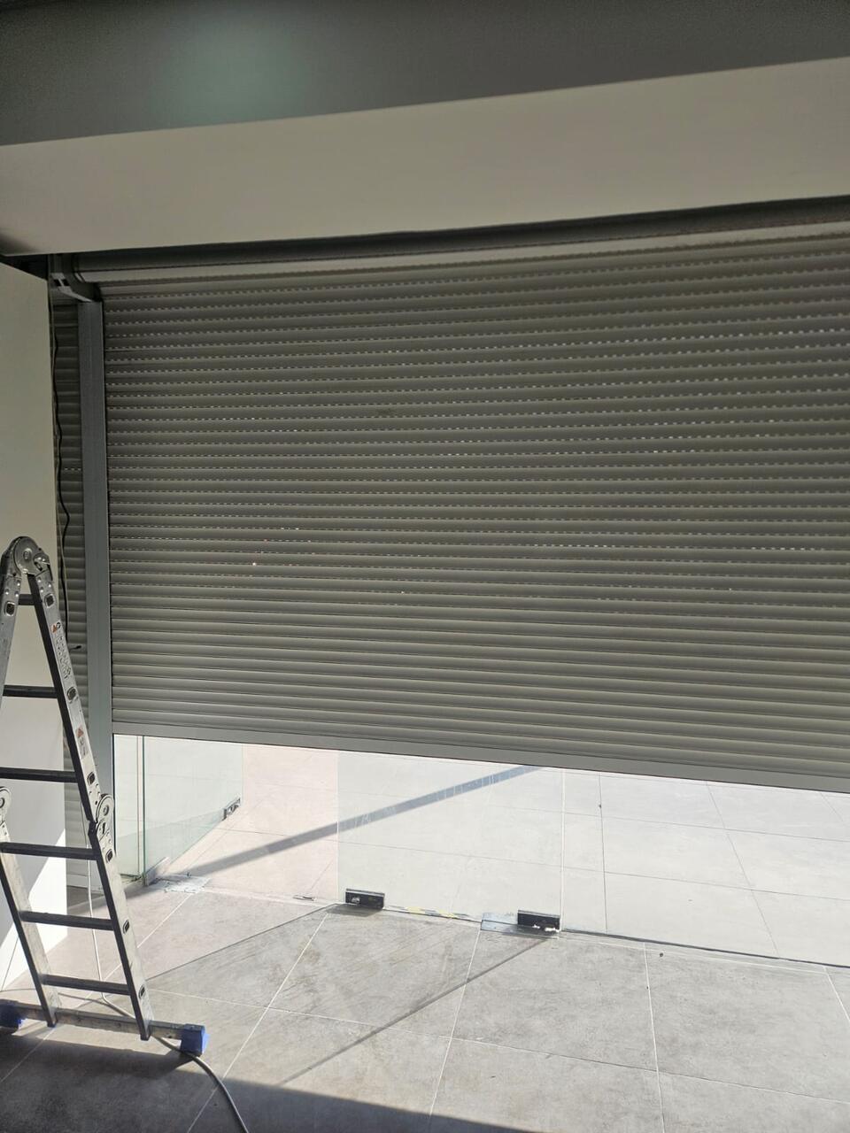 Vista interior de persiana de aluminio símil madera