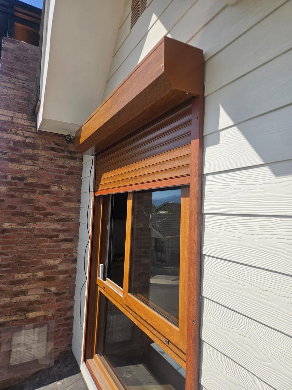 Persiana de aluminio símil madera semiabierta