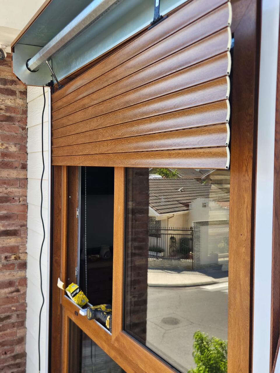 Persiana de aluminio símil madera sobre revestimiento